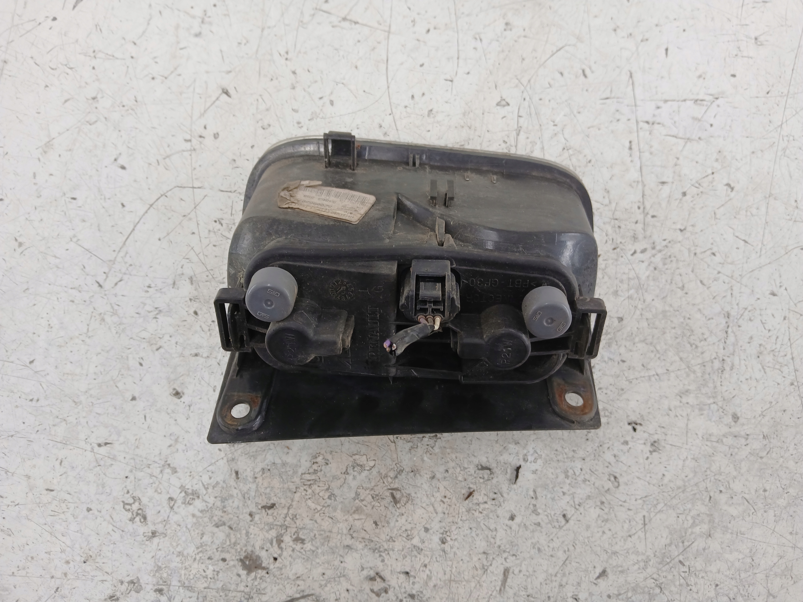 Dodatkowe zdjęcie używanej części: RENAULT TRAFIC II LAMPA ZDERZAKA PRAWA TYŁ 820096807