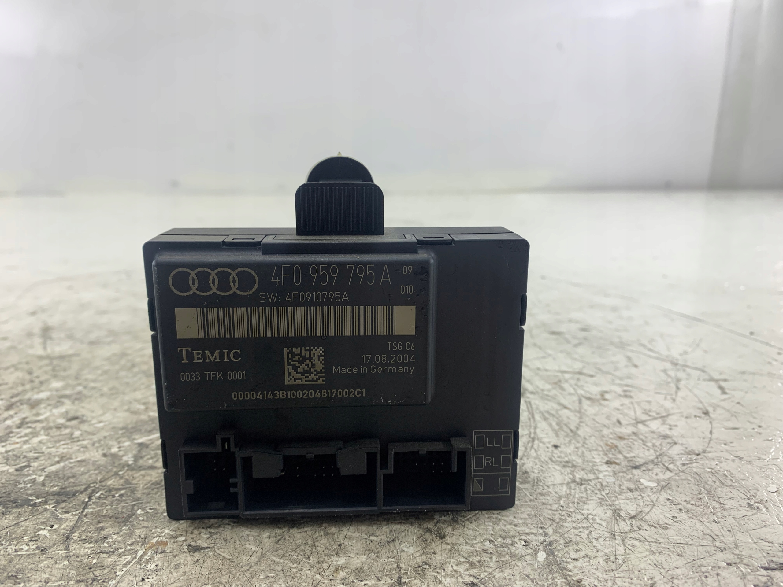 Dodatkowe zdjęcie używanej części: AUDI A6 C6 MODUŁ DRZWI LEWY TYŁ 4F0959795A