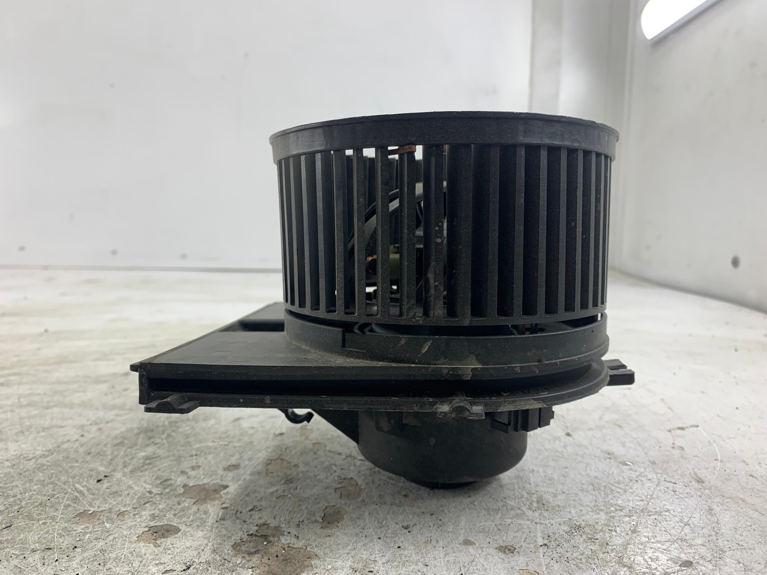 Dodatkowe zdjęcie używanej części: VW GOLF IV DMUCHAWA NAWIEWU 1J1819021A