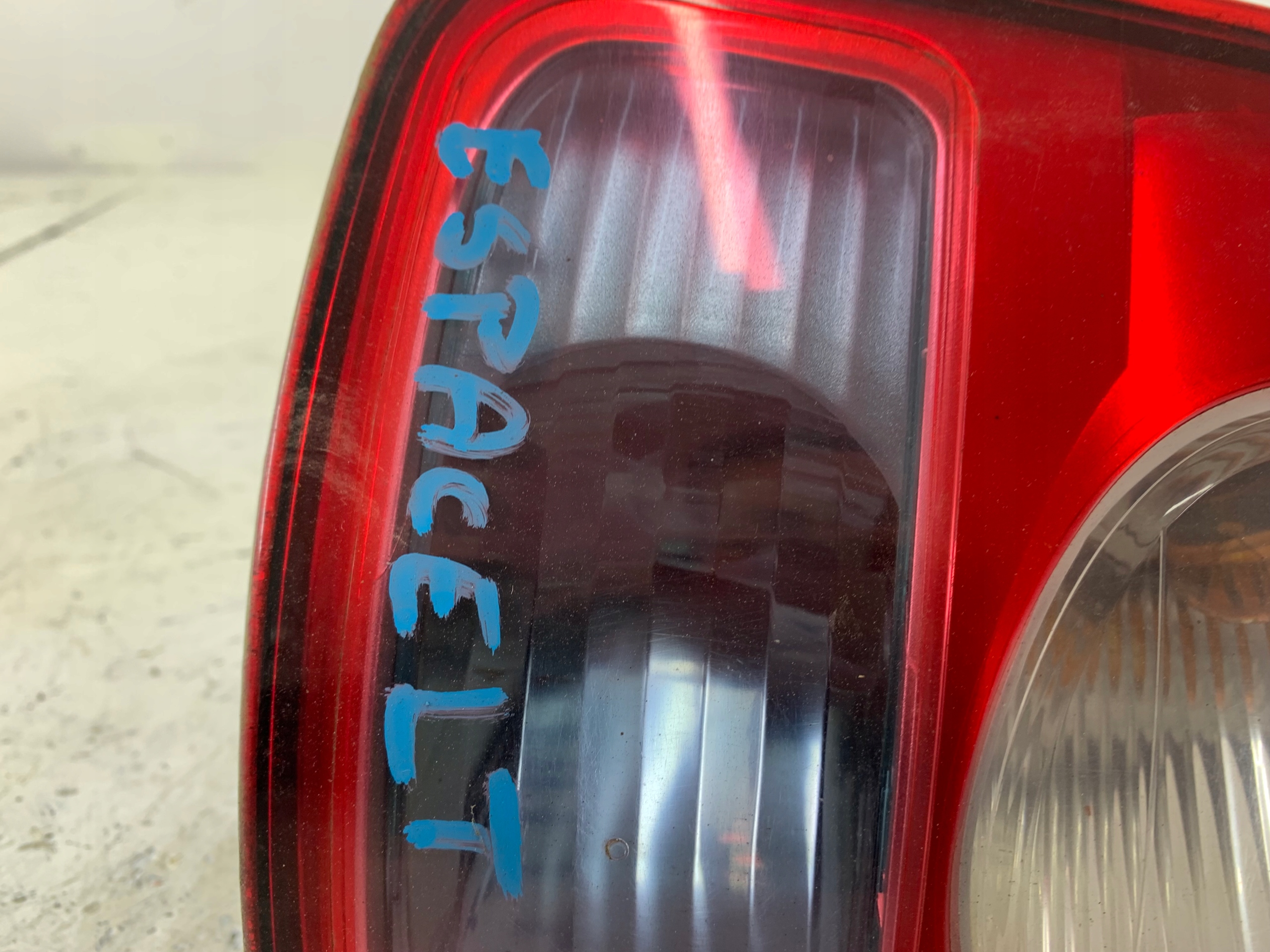 Dodatkowe zdjęcie używanej części: RENAULT ESPACE IV LAMPA LEWA TYŁ