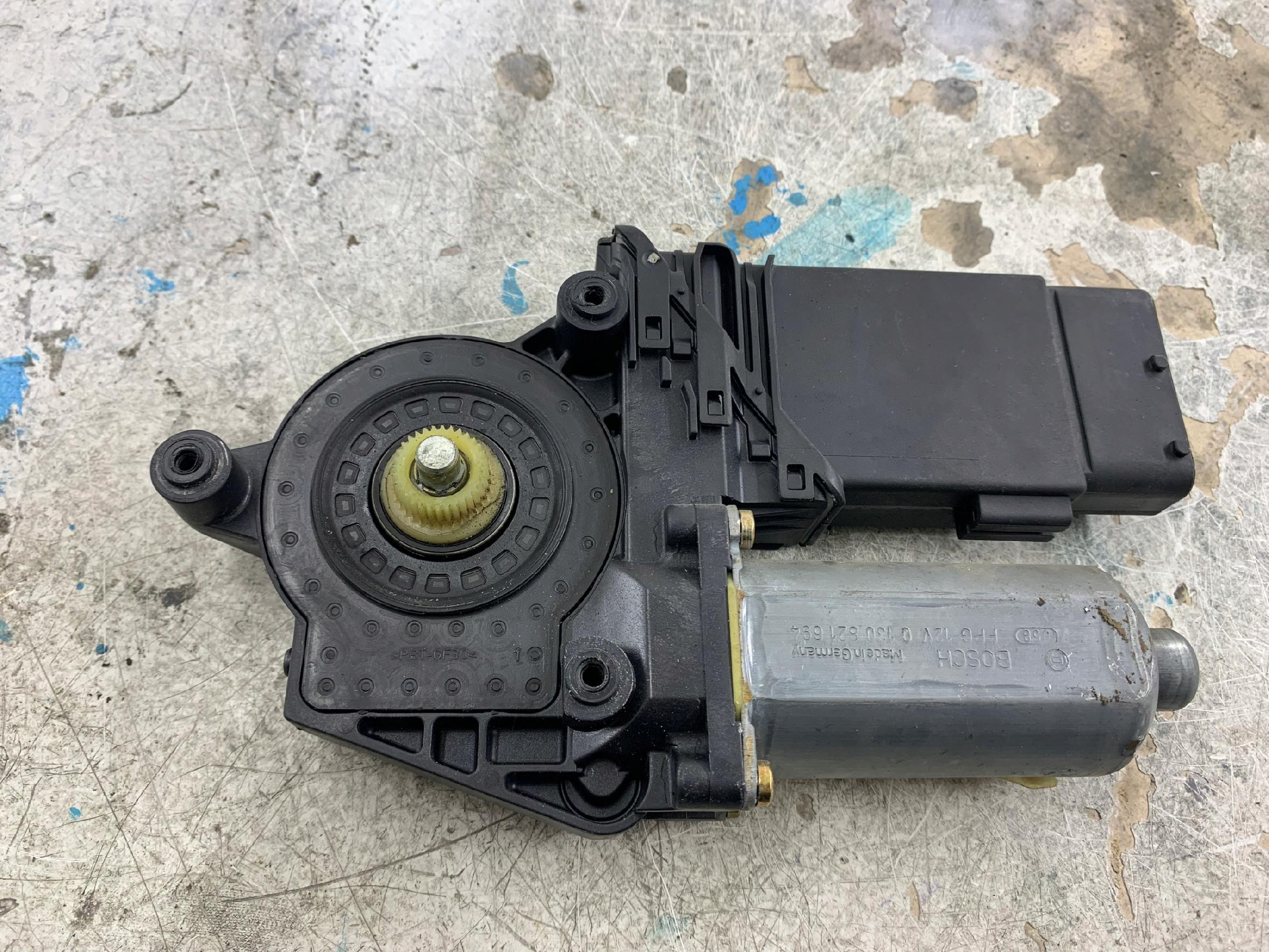Dodatkowe zdjęcie używanej części: VW PASSAT B5 LIFT SILNICZEK SZYBY PRAWY PRZÓD 3B4837752CQ