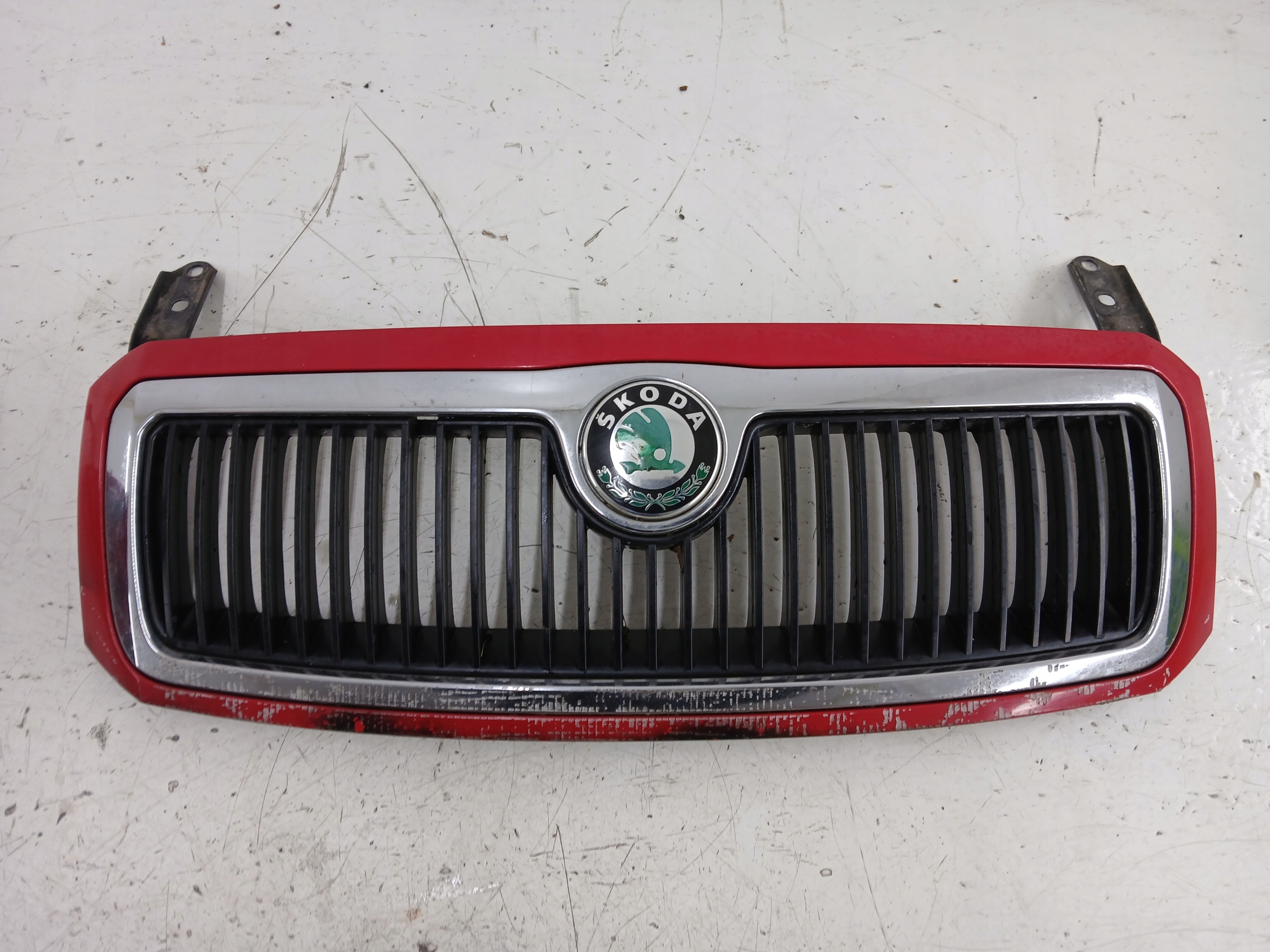 Dodatkowe zdjęcie używanej części: SKODA FABIA I GRILL ATRAPA CHŁODNICY CZERWONA