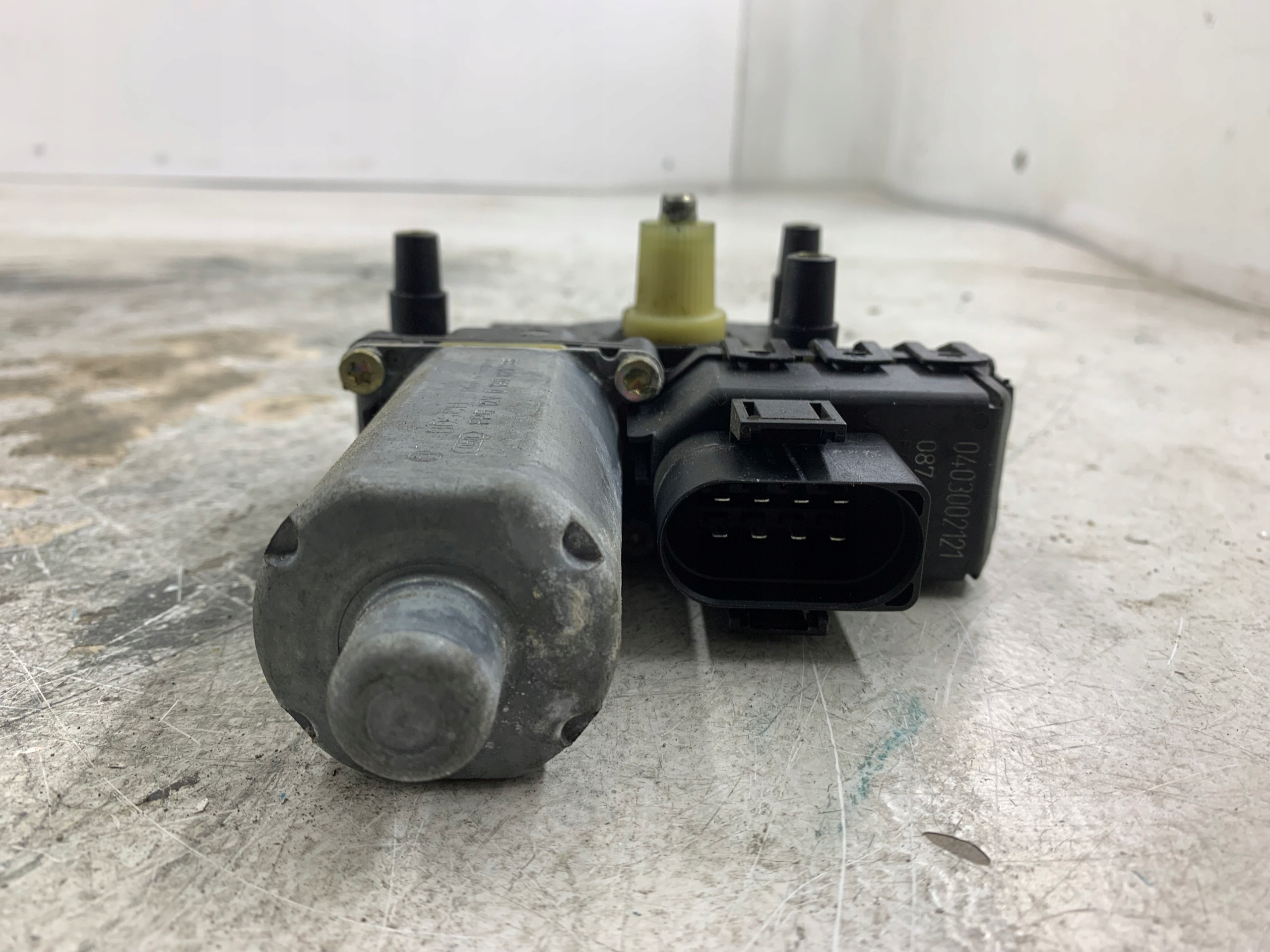 Dodatkowe zdjęcie używanej części: AUDI A4 B5 SILNICZEK SZYBY PRAWY PRZÓD 0130821786