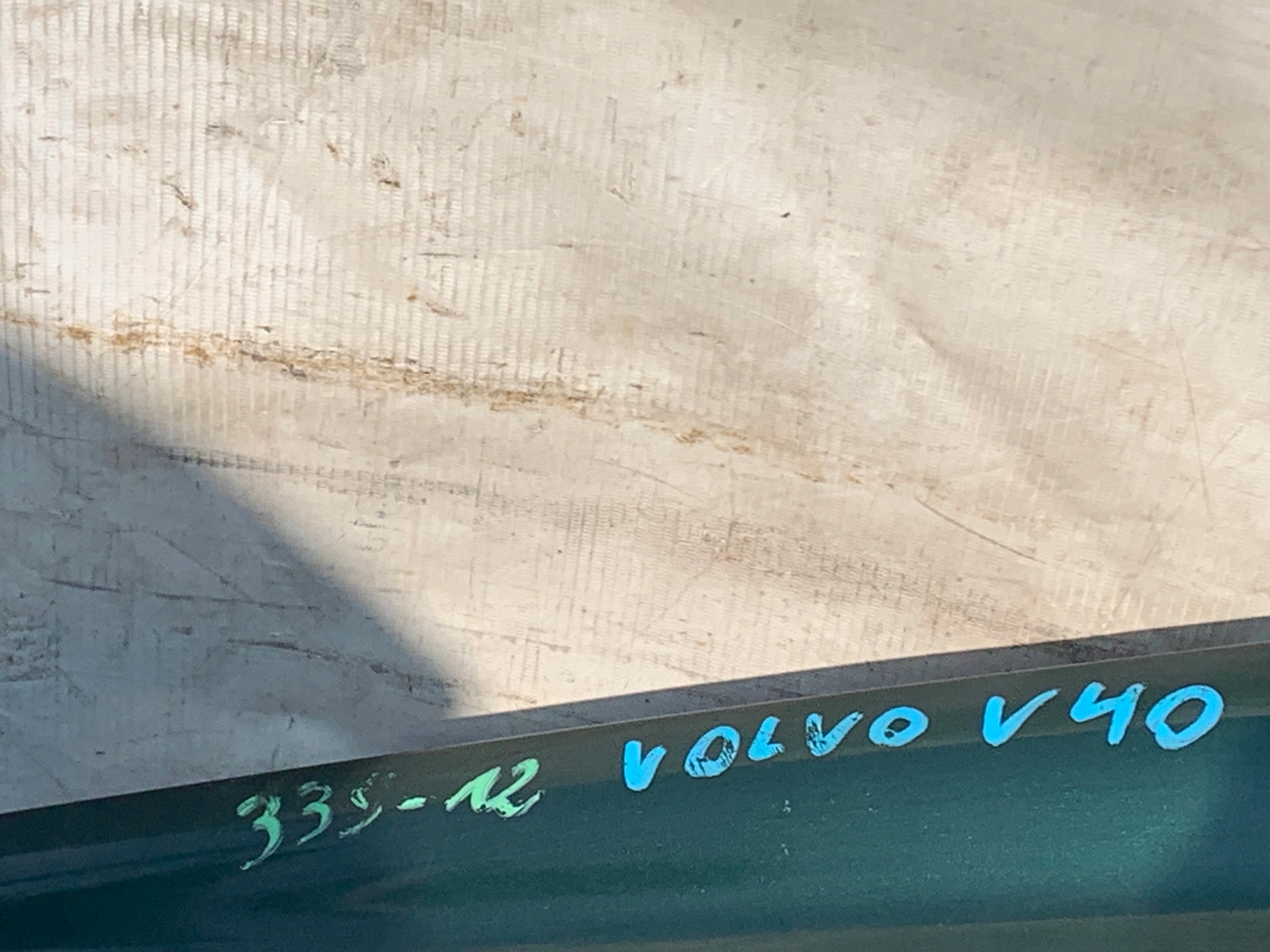 Dodatkowe zdjęcie używanej części: VOLVO V40 I BŁOTNIK LEWY 335-12