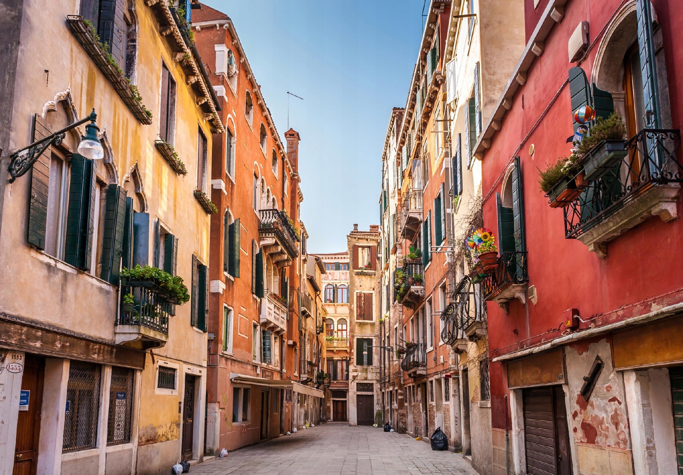 FOTOTAPETA MIASTO KAMIENICE BUDYNKI