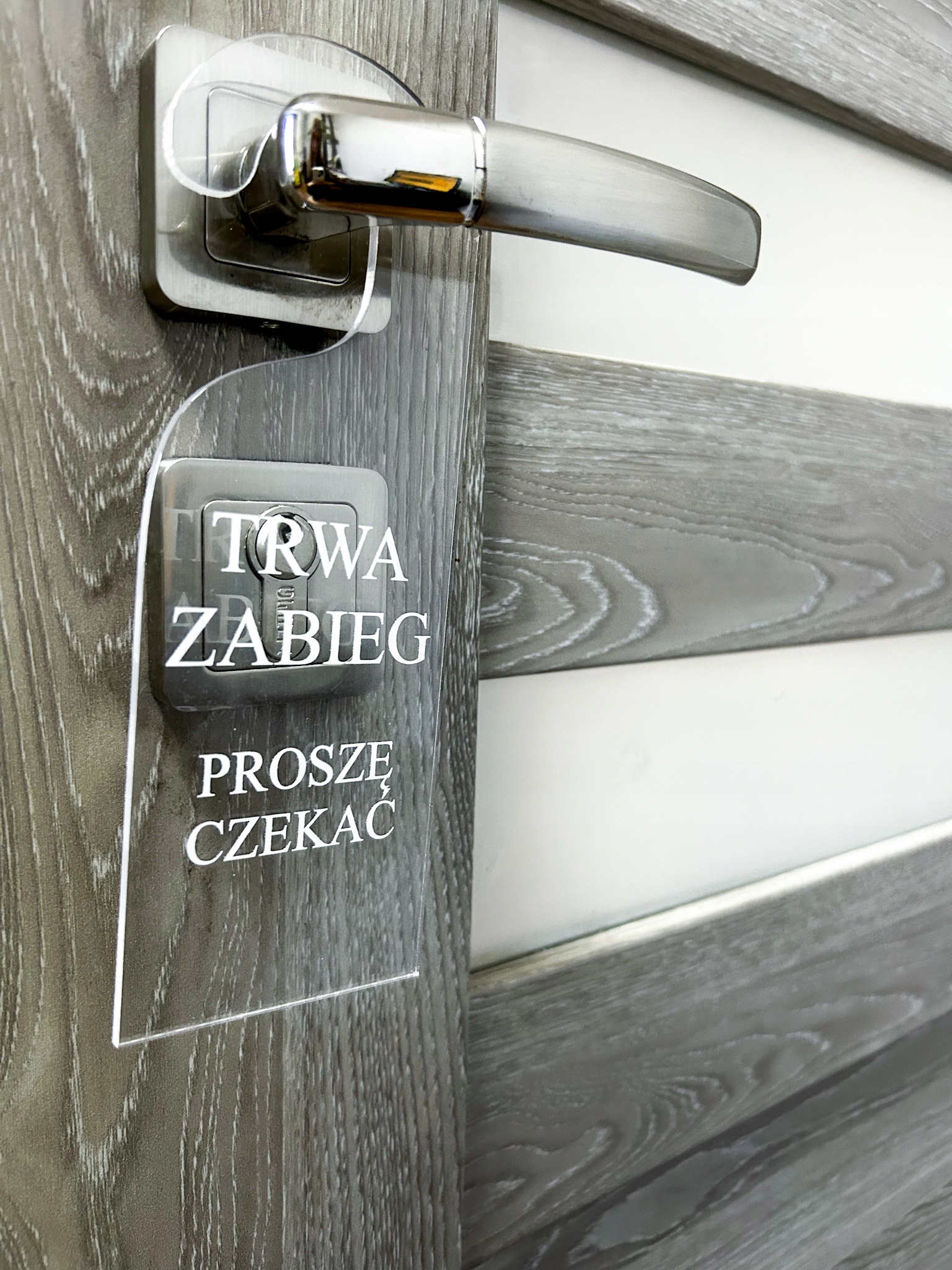 ZAWIESZKA NA DRZWI hotelowa nadruk srebrna plexi z LOGO zakaz wstępu