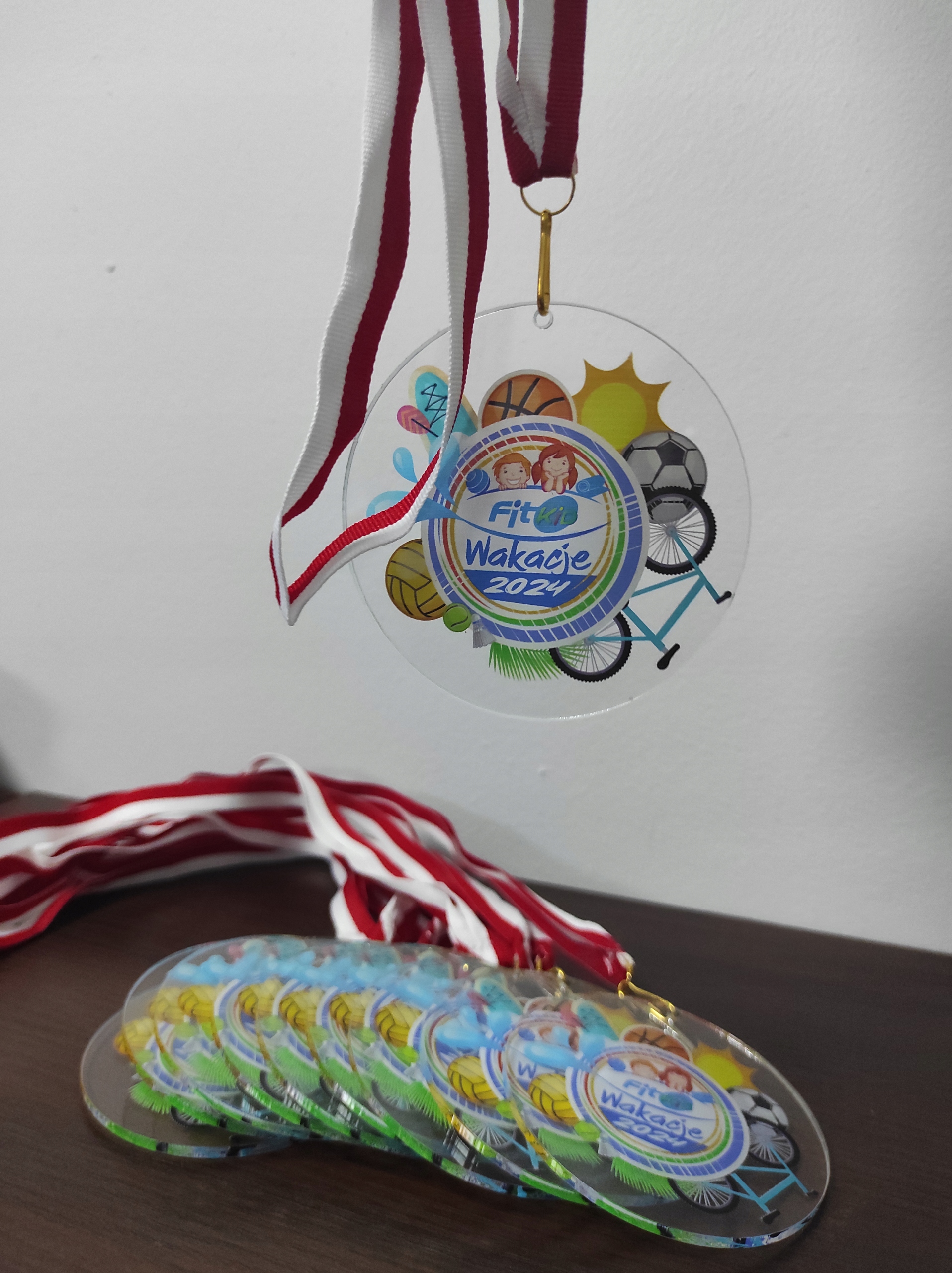 MEDAL Z PLEXI 8 cm z TWOIM WZOREM nadrukiem UV personalizowany