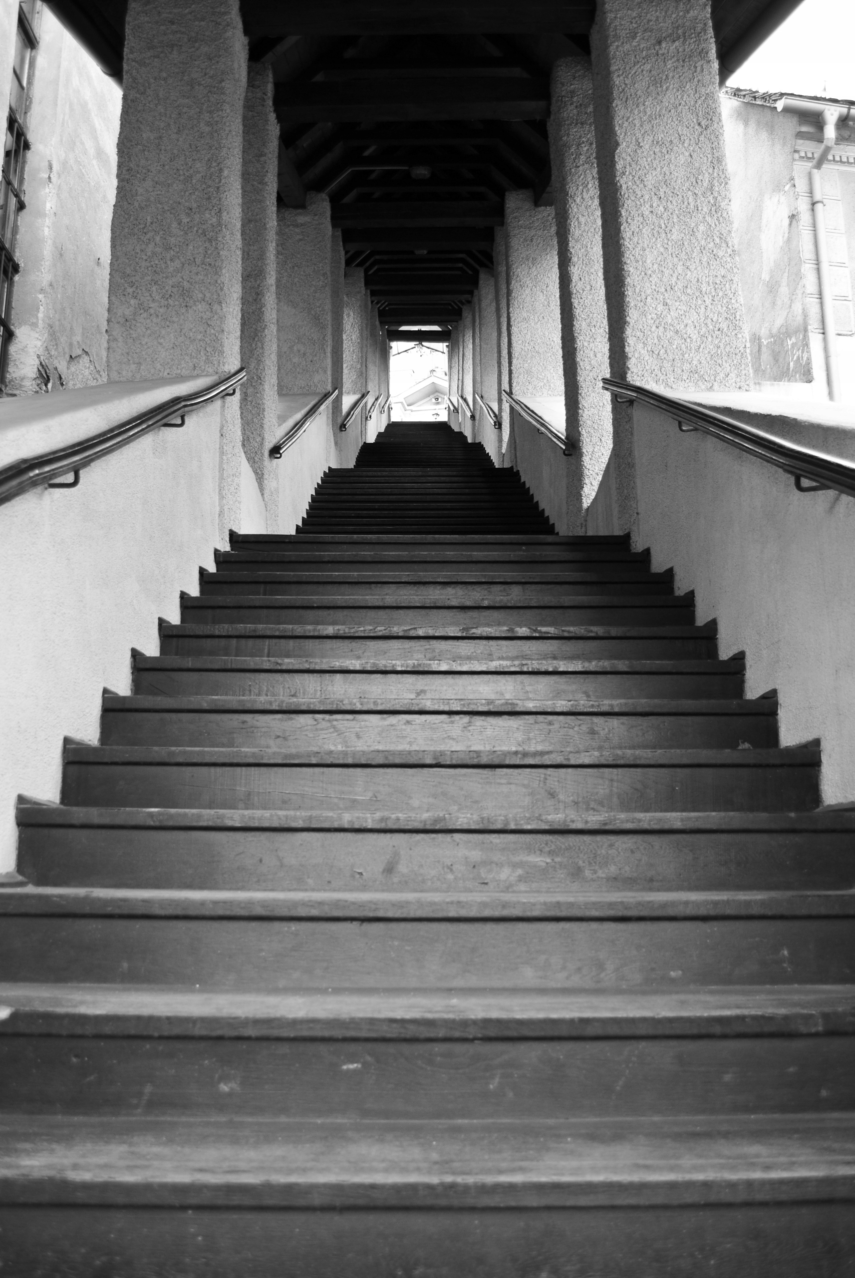 FOTOTAPETA CZARNO-BIAŁA SCHODY WEJŚCIE