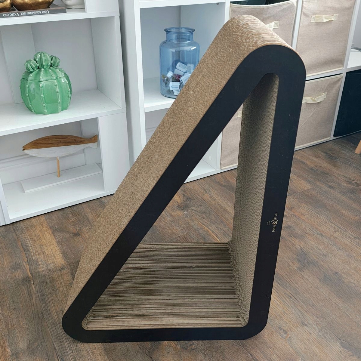 Drapak dla kota Trójkąt XXL | czarny | 77x69x47x30 cm | Mruu&Pruu