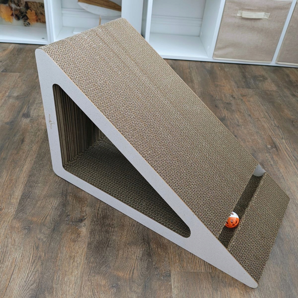 Drapa dla kota TRÓJKĄT XL piłka | biały | 69 x 60 x 38 x 30 cm | Mruu&Pruu