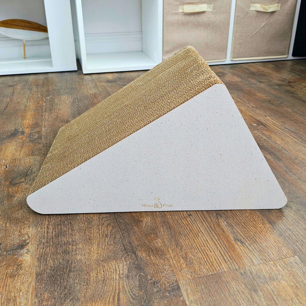 Drapak dla kota TRÓJKĄT | biały | 46 x 39 x 27 x 30 cm | Mruu&Pruu