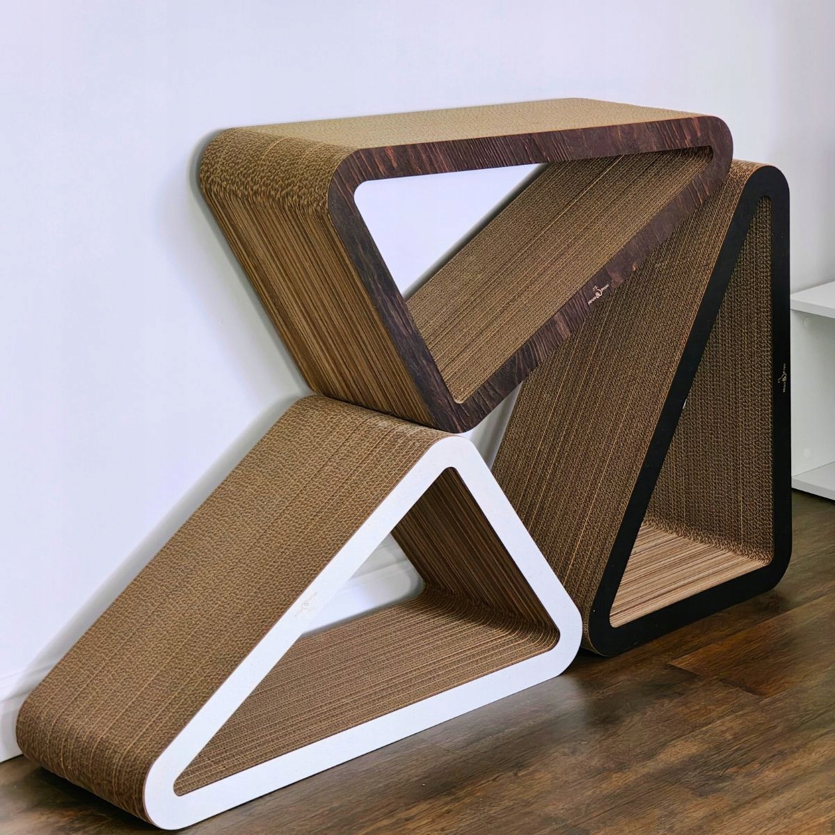 Drapak dla kota Trójkąt XXL | biały | 77x69x47x30 cm | Mruu&Pruu