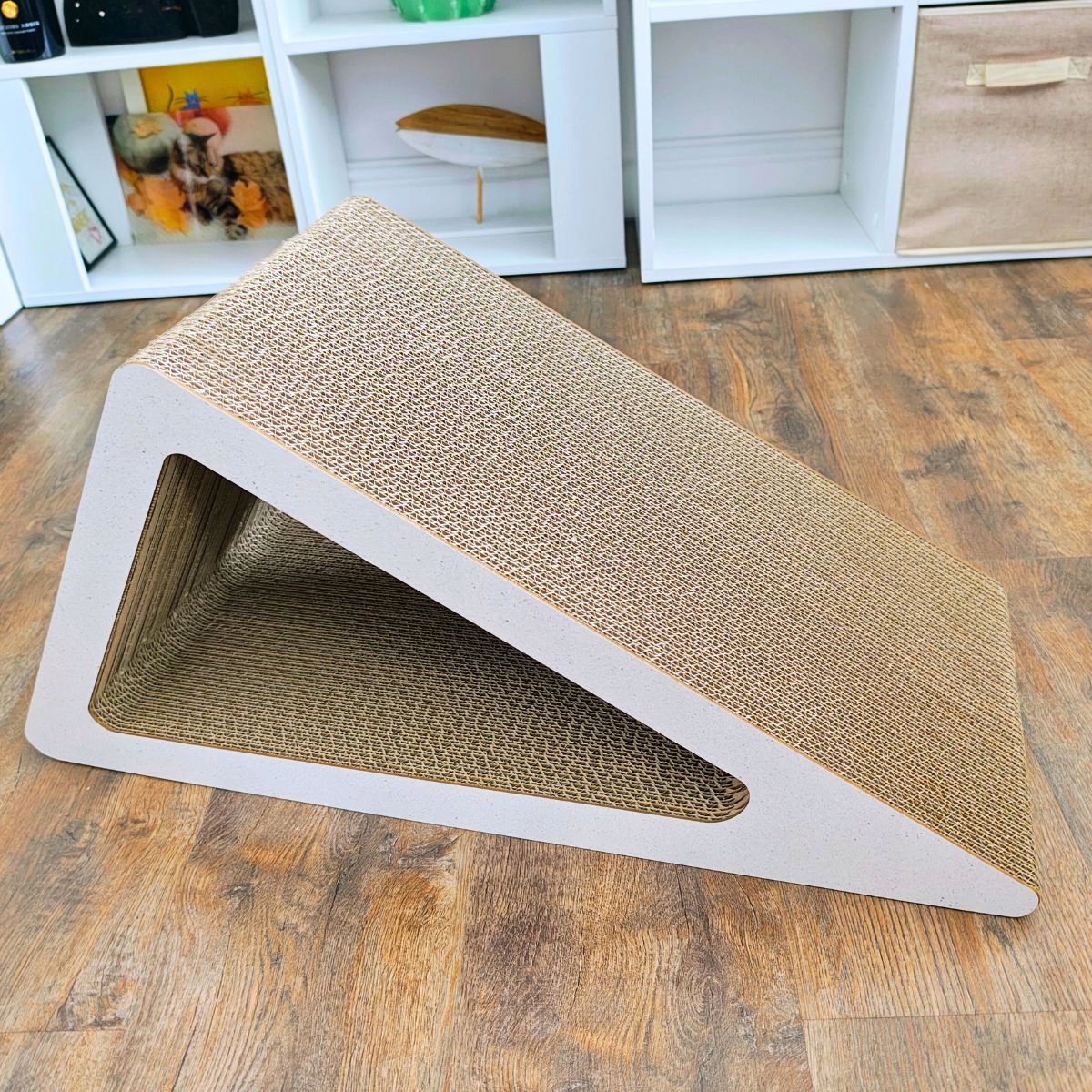 Drapa dla kota TRÓJKĄT XL piłka | biały | 69 x 60 x 38 x 30 cm | Mruu&Pruu