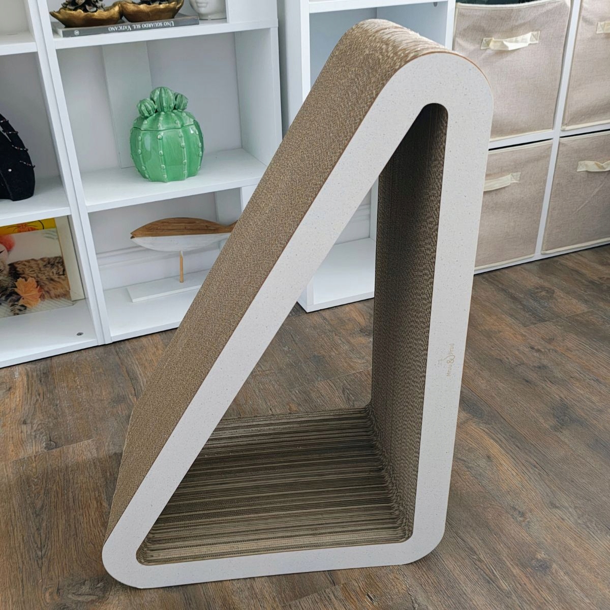 Drapak dla kota Trójkąt XXL | biały | 77x69x47x30 cm | Mruu&Pruu