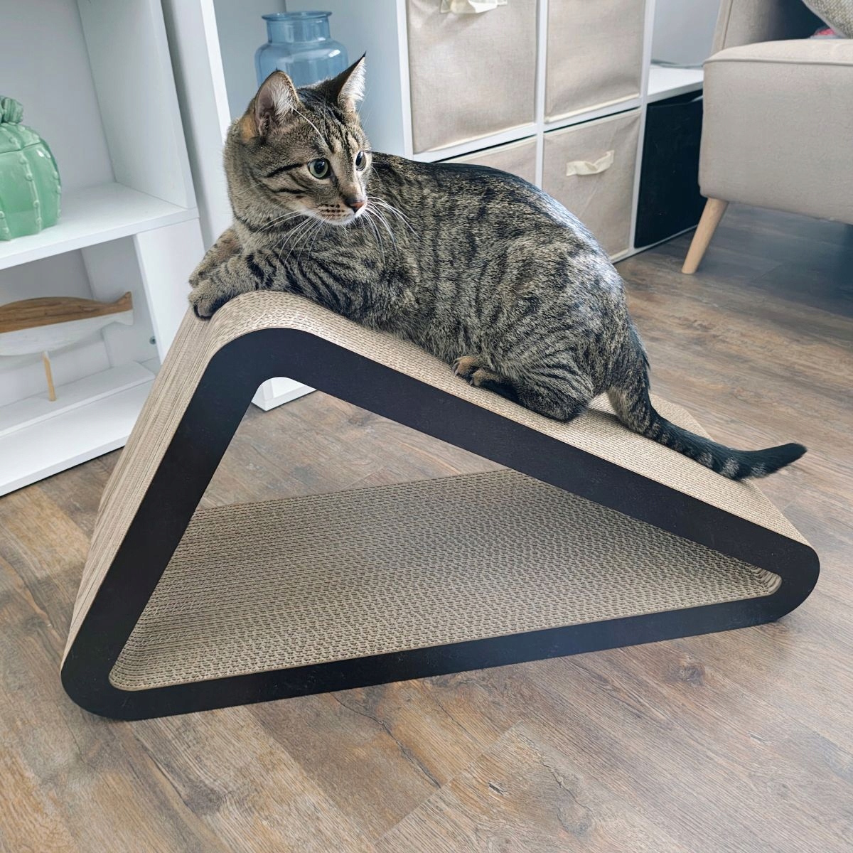 Drapak dla kota Trójkąt XXL | biały | 77x69x47x30 cm | Mruu&Pruu