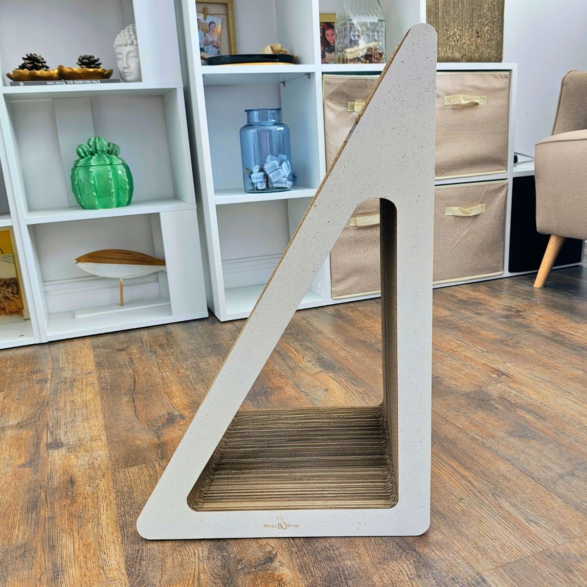 Drapa dla kota TRÓJKĄT XL piłka | biały | 69 x 60 x 38 x 30 cm | Mruu&Pruu