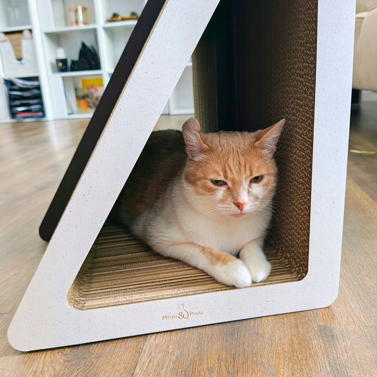 Drapa dla kota TRÓJKĄT XL piłka | biały | 69 x 60 x 38 x 30 cm | Mruu&Pruu