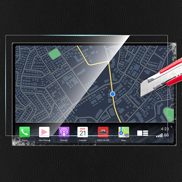 Un GrizzProtector Displayschutzfolie für Leapmotor B10 14,6" Navi se prueba con un cuchillo sobre un mapa GPS de la ciudad.