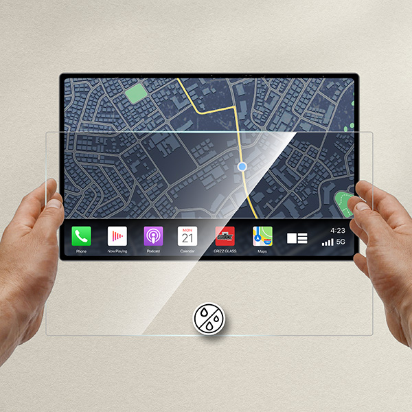 Manos sostienen una película protectora para pantalla GrizzProtector del Leapmotor B10 14.6", clara y resistente a rayaduras, mostrando un mapa digital.