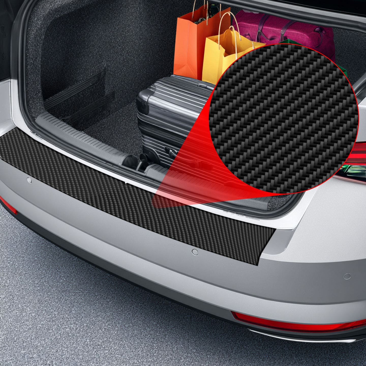 Close-up van GrizzProtector koolstof beschermfolie voor laadrand op Skoda Octavia 3 (2017-2020) met ingepakte bagage.