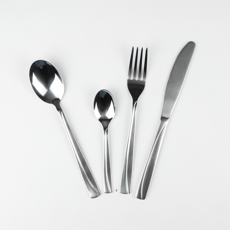 Sztućce w WALIZCE EKSKLUZYWNE 72 elementy na 12 OSÓB