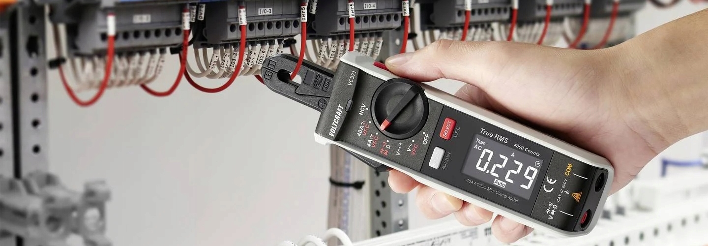 Miernik cęgowy MULTIMETR 600V CAT III True RMS LATARKA 40 A wąskie kleszcze