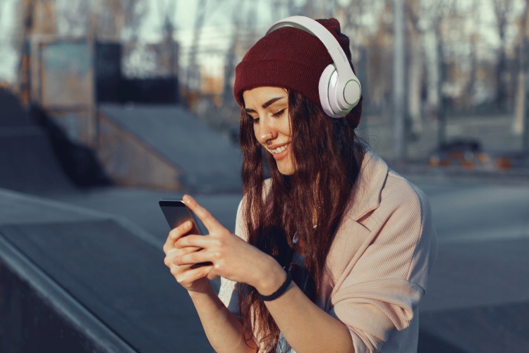 Białe słuchawki BEZPRZEWODOWE Bluetooth mikrofon