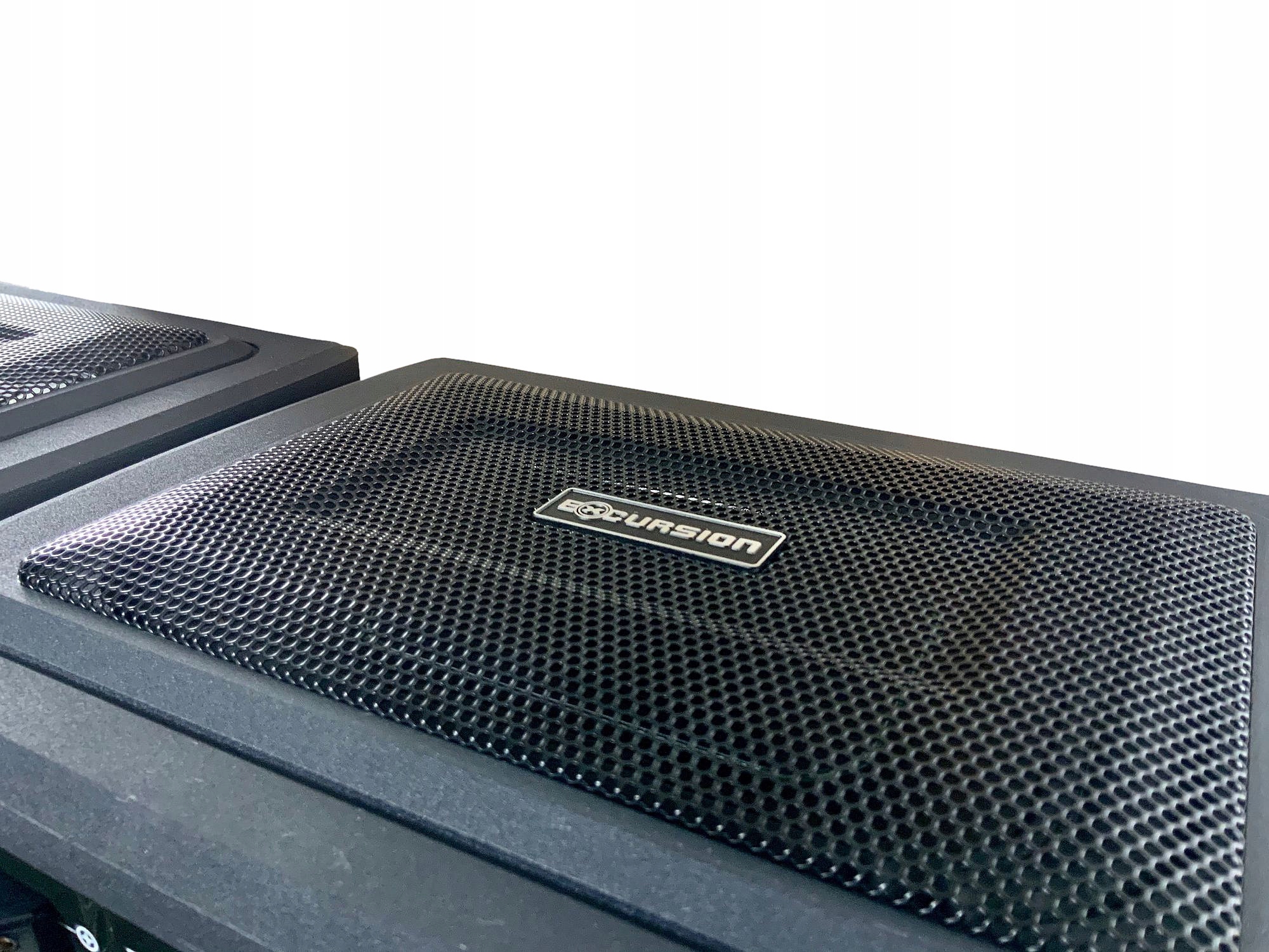 Subwoofer pod Siedzenie 2 Subwoofery Excursion