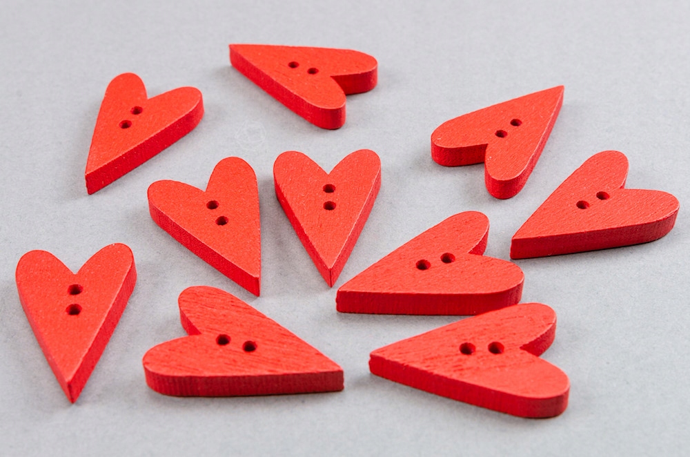 Guzik drewniany SERCE czerwony 10szt.