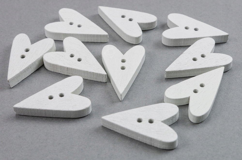 Guzik drewniany SERCE biały 10szt.