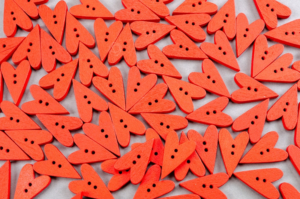 Guzik drewniany SERCE czerwony 10szt.