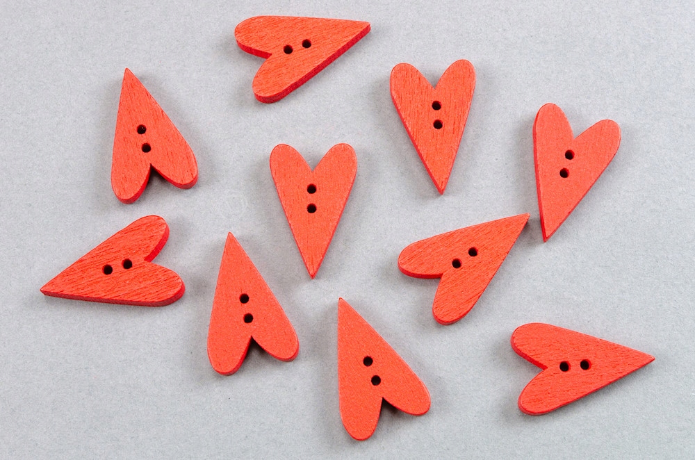 Guzik drewniany SERCE czerwony 10szt.