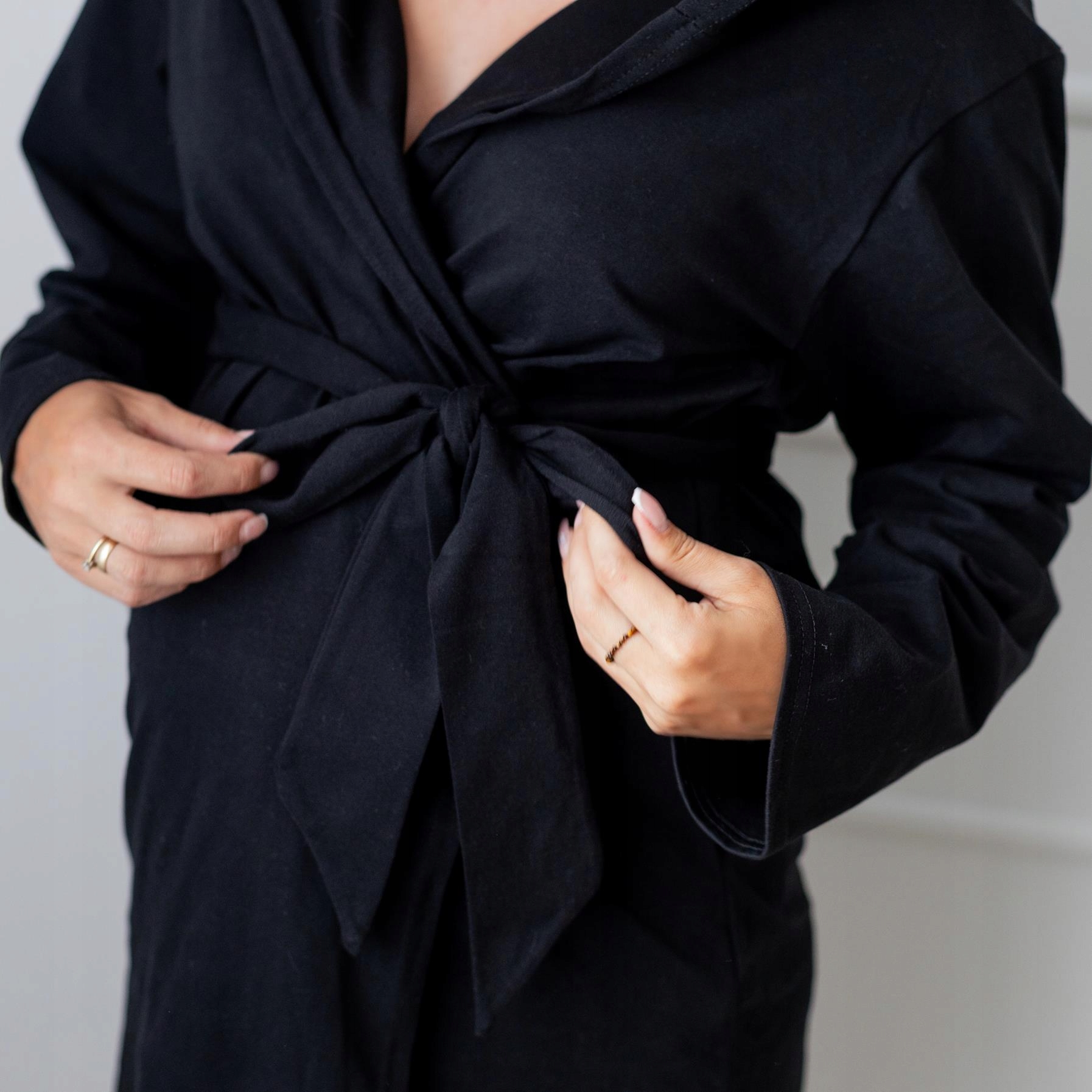 Wygodny szlafrok do szpitala z kapturem dla mam na poród uniwersalny czarny