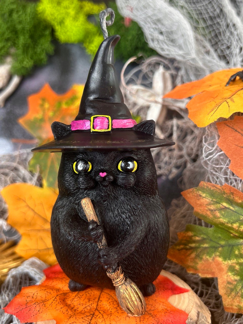 ŚWIECA RYTUALNA Z WOSKU PSZCZELEGO KOT Z MIOTŁĄ 1 SZT