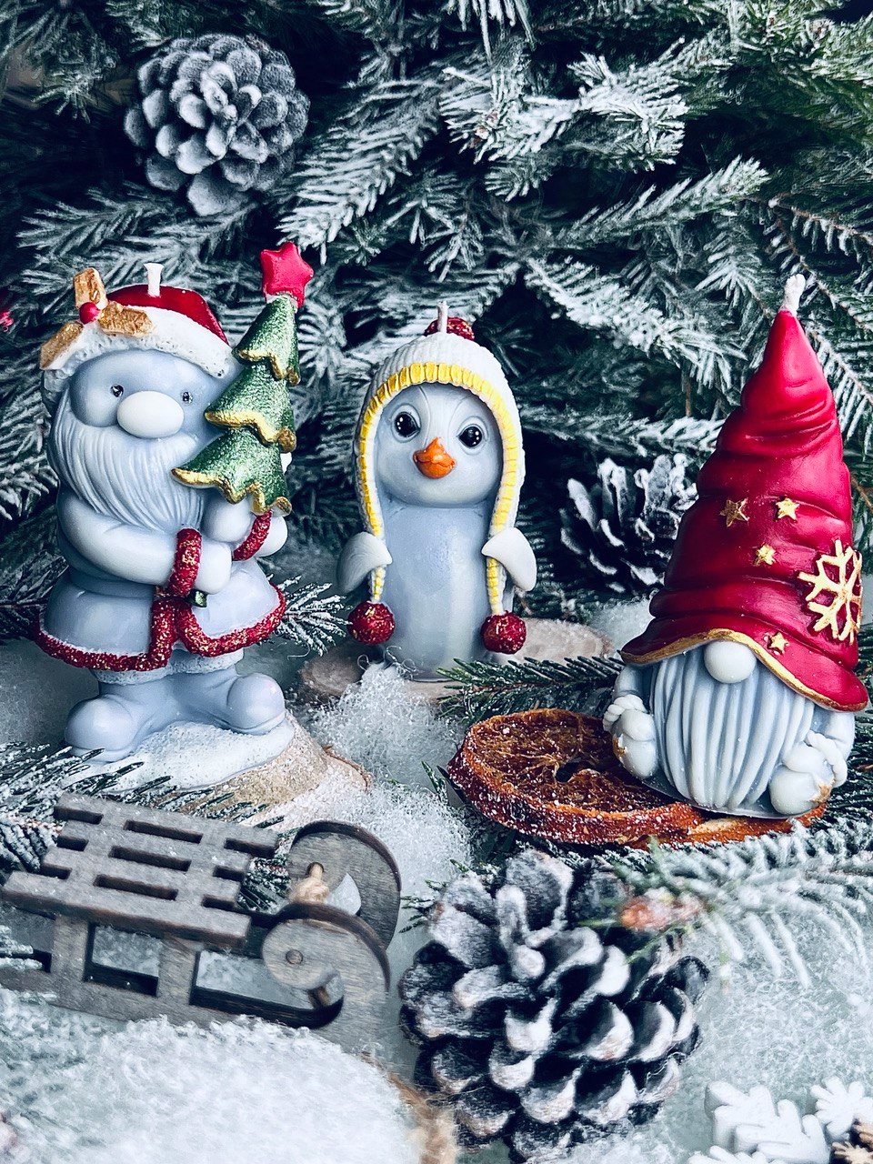 ŚWIECA Z WOSKU PSZCZELEGO ŚWIĘTY MIKOŁAJ Z CHOINKĄ 1 SZT