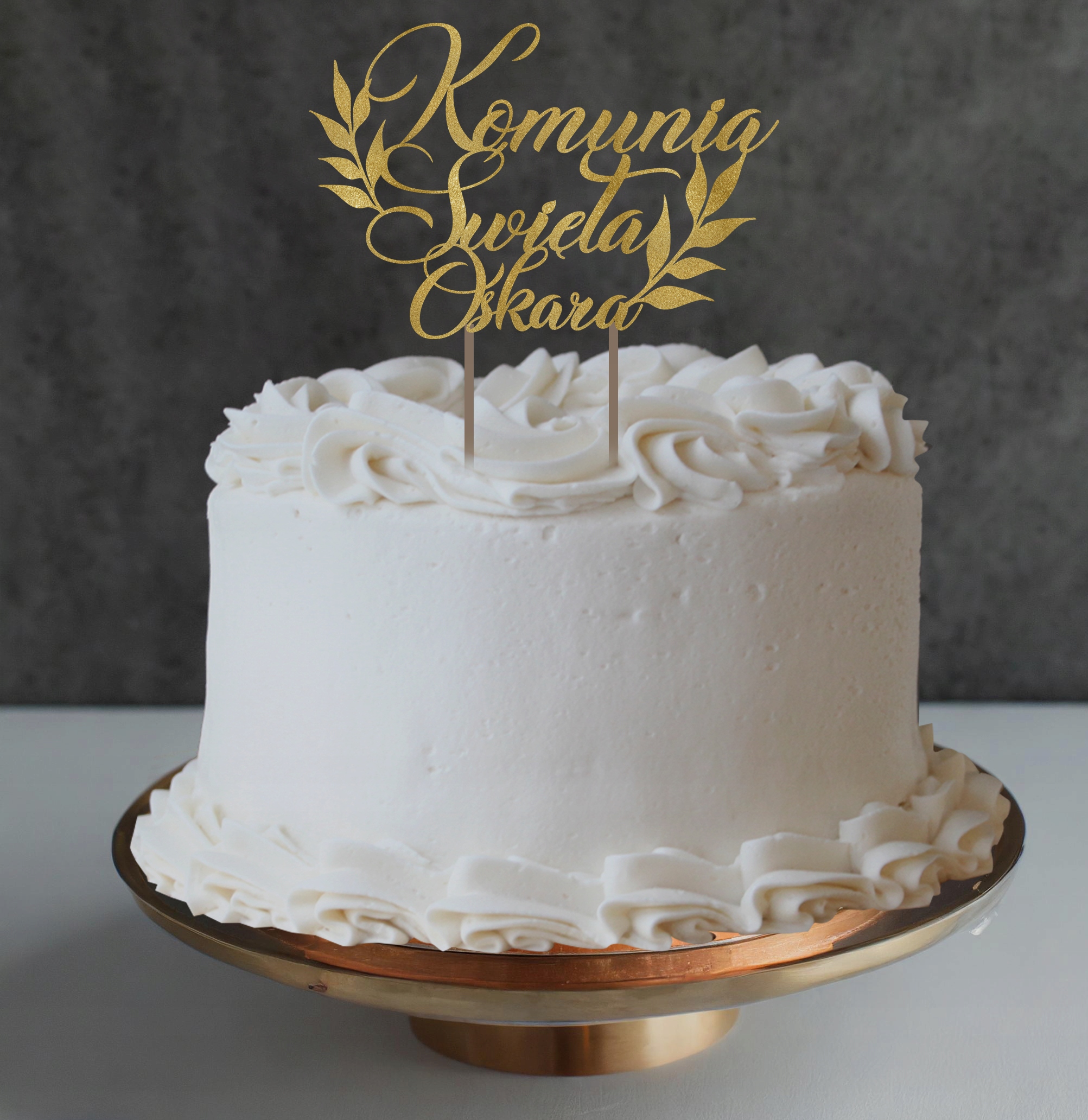 biały tort ze złotym brokatowym topperem komunijnym