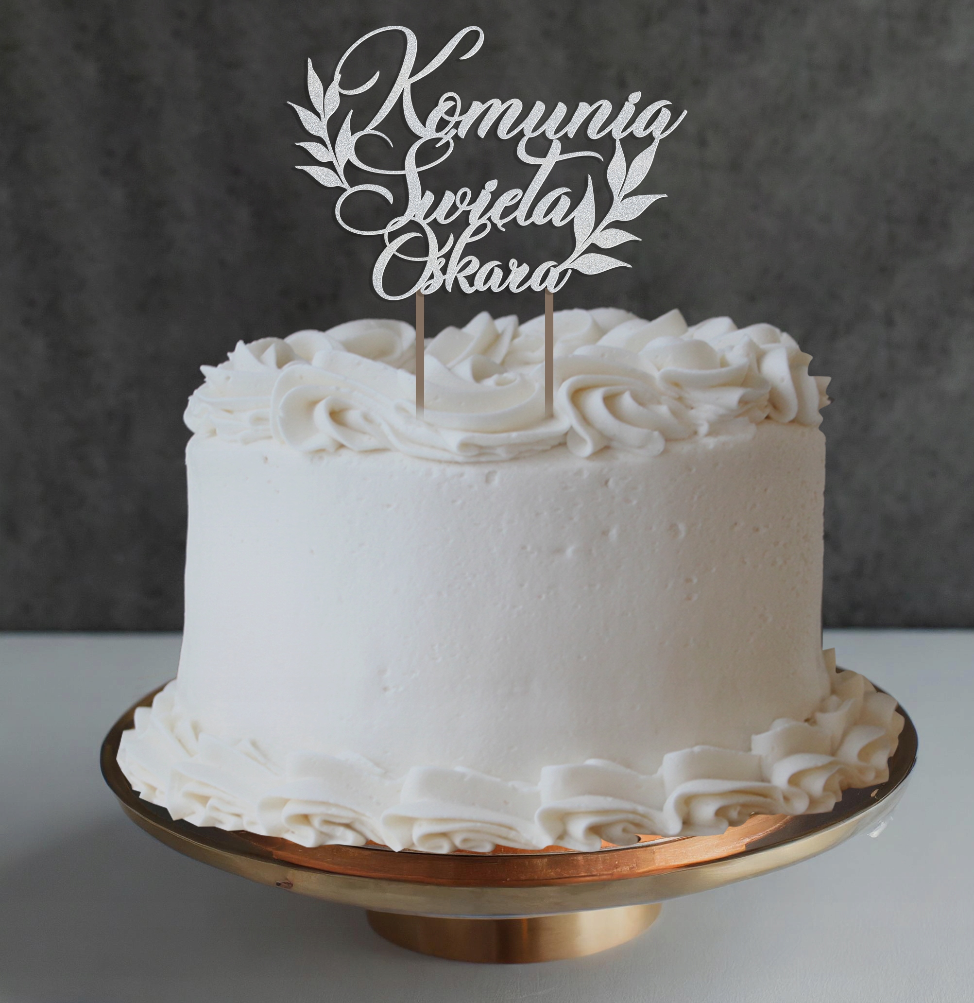 biały tort ze srebrnym brokatowym topperem komunijnym