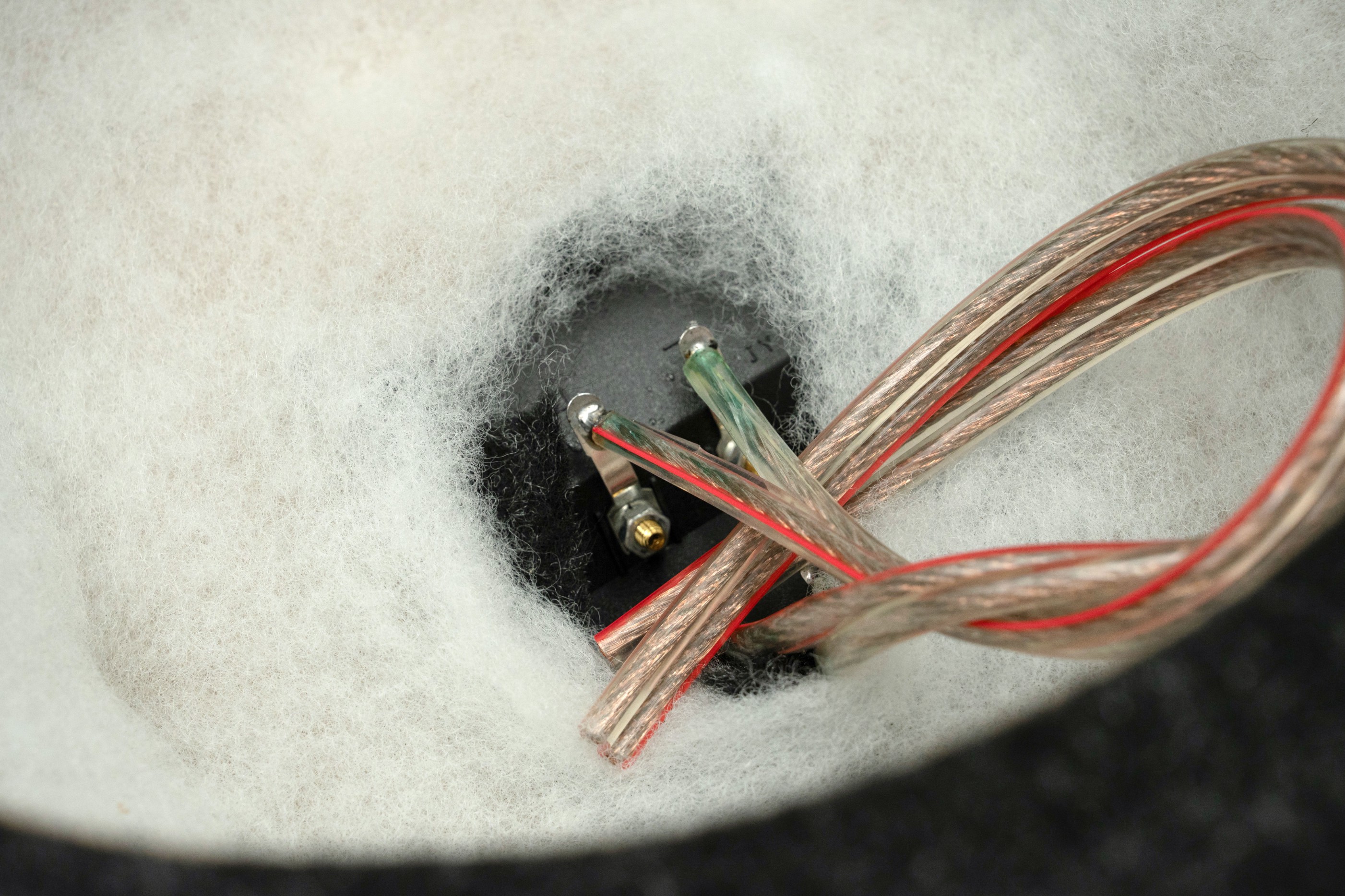 AutoConnect CE1010234 wnętrze obudowy i wytłumienie