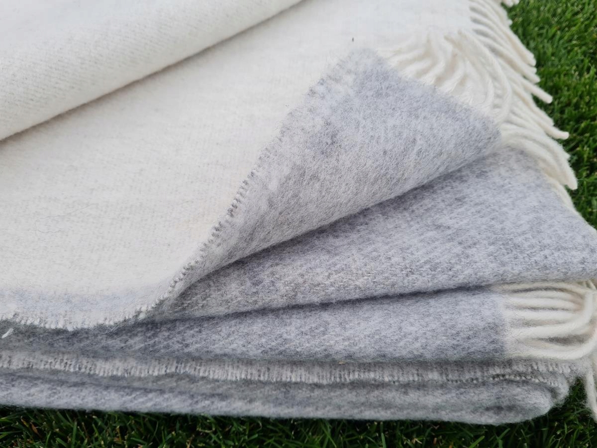 Koc wełniany jagnięcy z frędzlami 160x200 dwustronny popielaty ekri