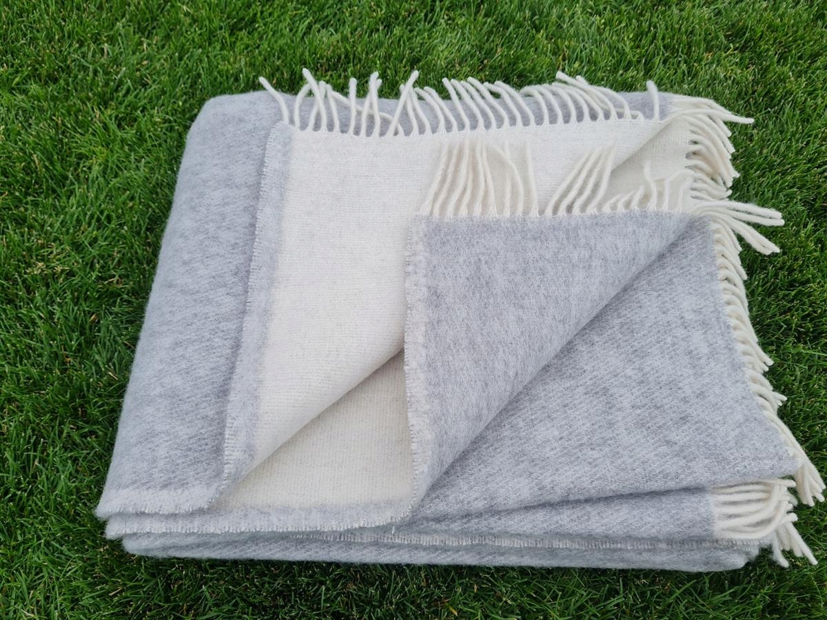 Koc wełniany jagnięcy z frędzlami 160x200 dwustronny popielaty ekri
