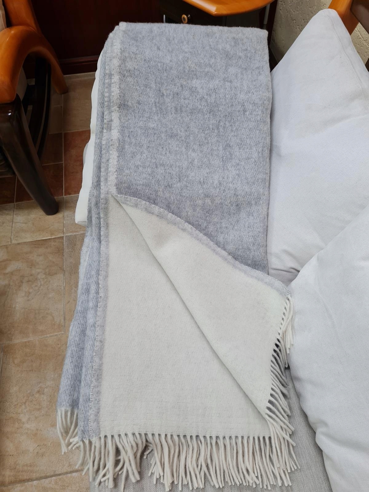 Koc wełniany jagnięcy z frędzlami 160x200 dwustronny popielaty ekri