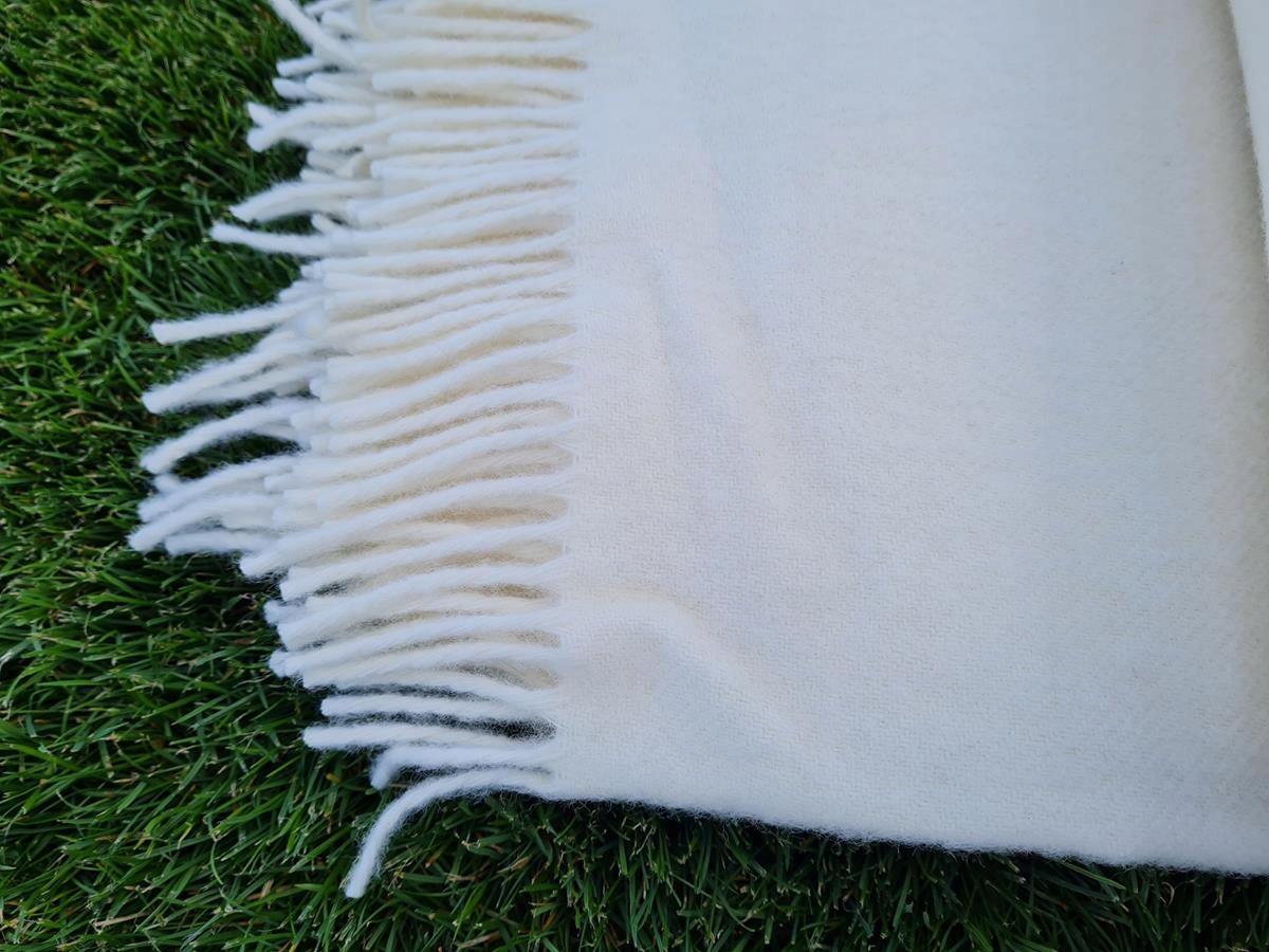 Koc wełniany z frędzlami 150x200 DIAGONAL wełna nowozelandzka ekri