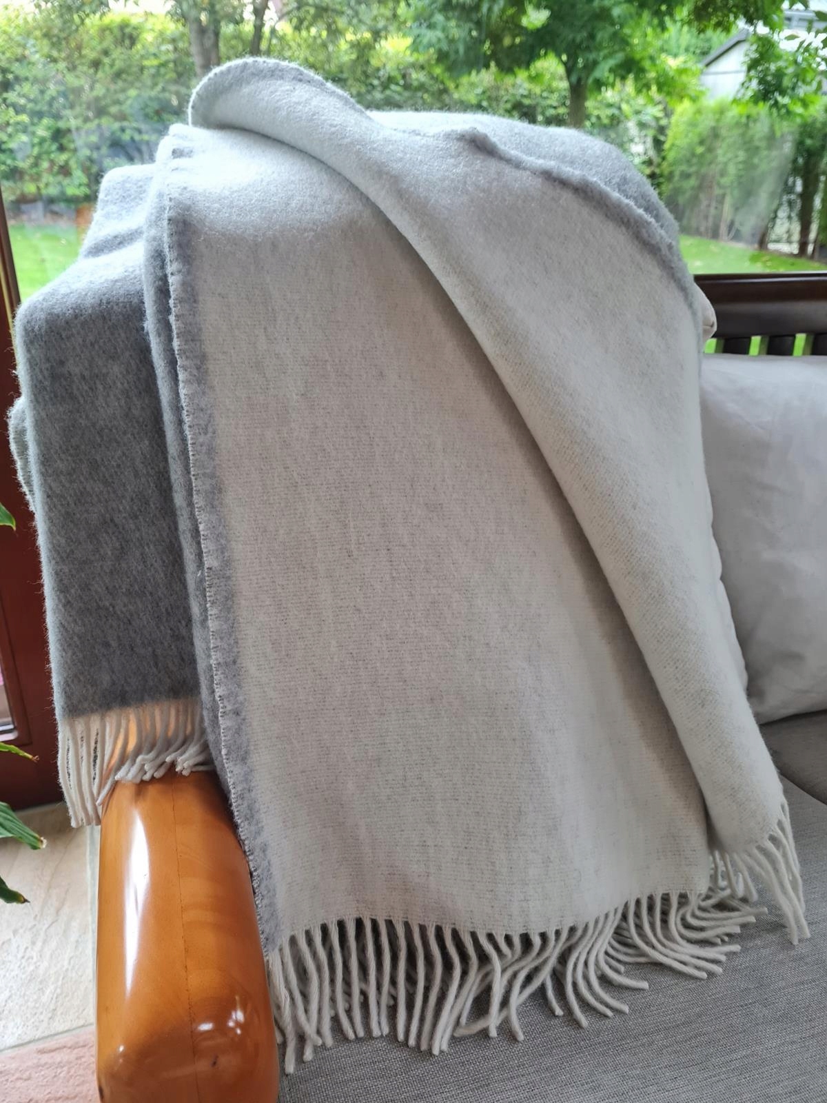 Koc wełniany jagnięcy z frędzlami 160x200 dwustronny popielaty ekri