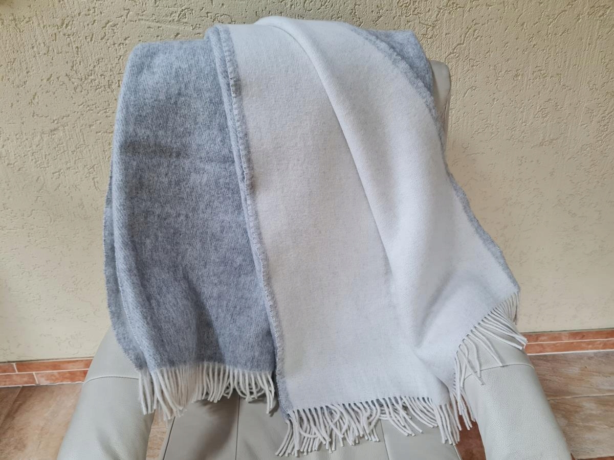 Koc wełniany jagnięcy z frędzlami 160x200 dwustronny popielaty ekri