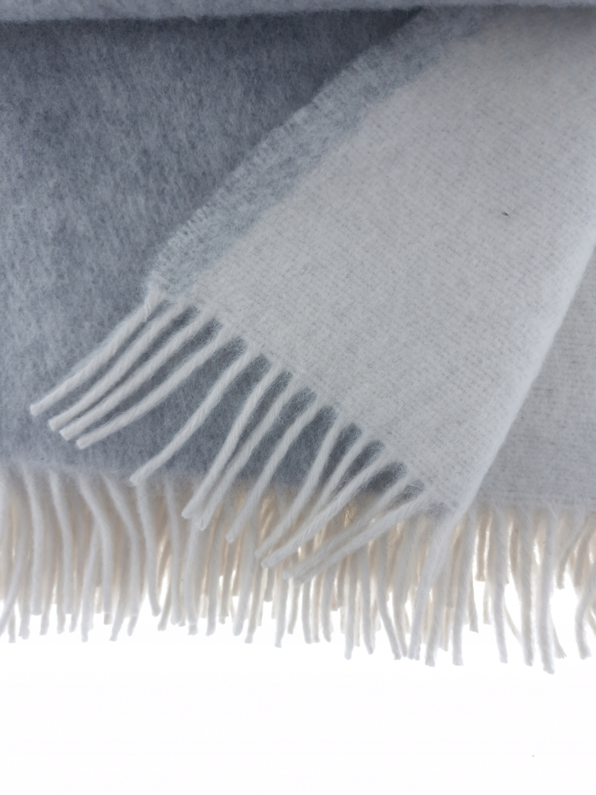 Koc wełniany jagnięcy z frędzlami 160x200 dwustronny popielaty ekri