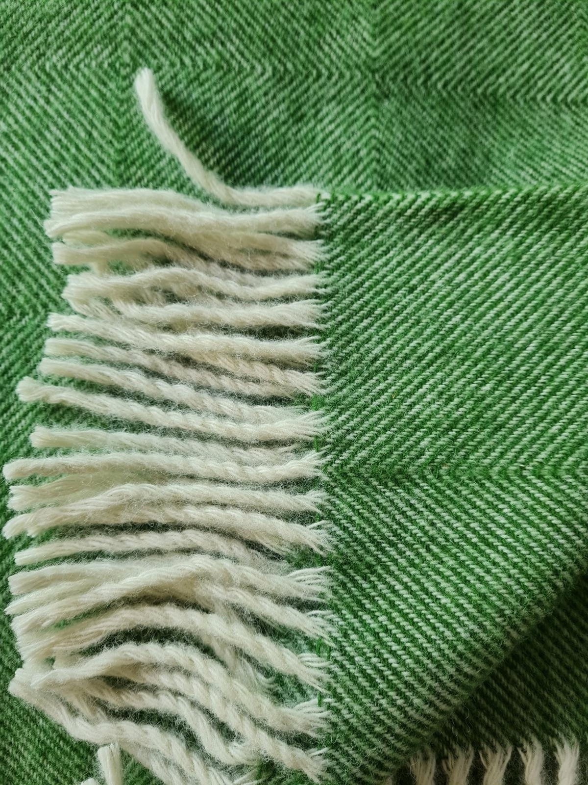 Koc wełniany z frędzlami 150x200 DIAGONAL wełna nowozelandzka zielony