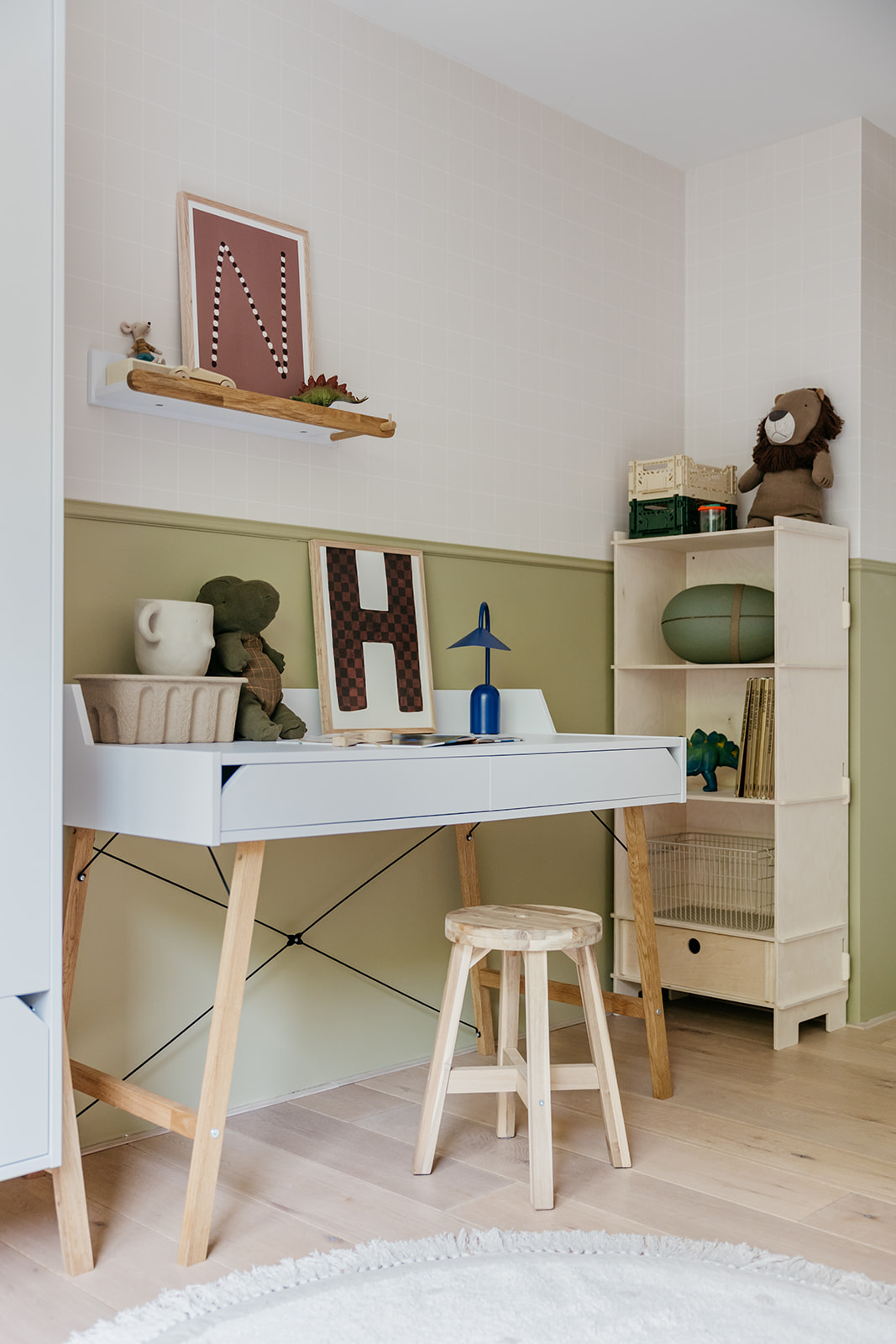 Bureau enfant blanc, bois clair et noir