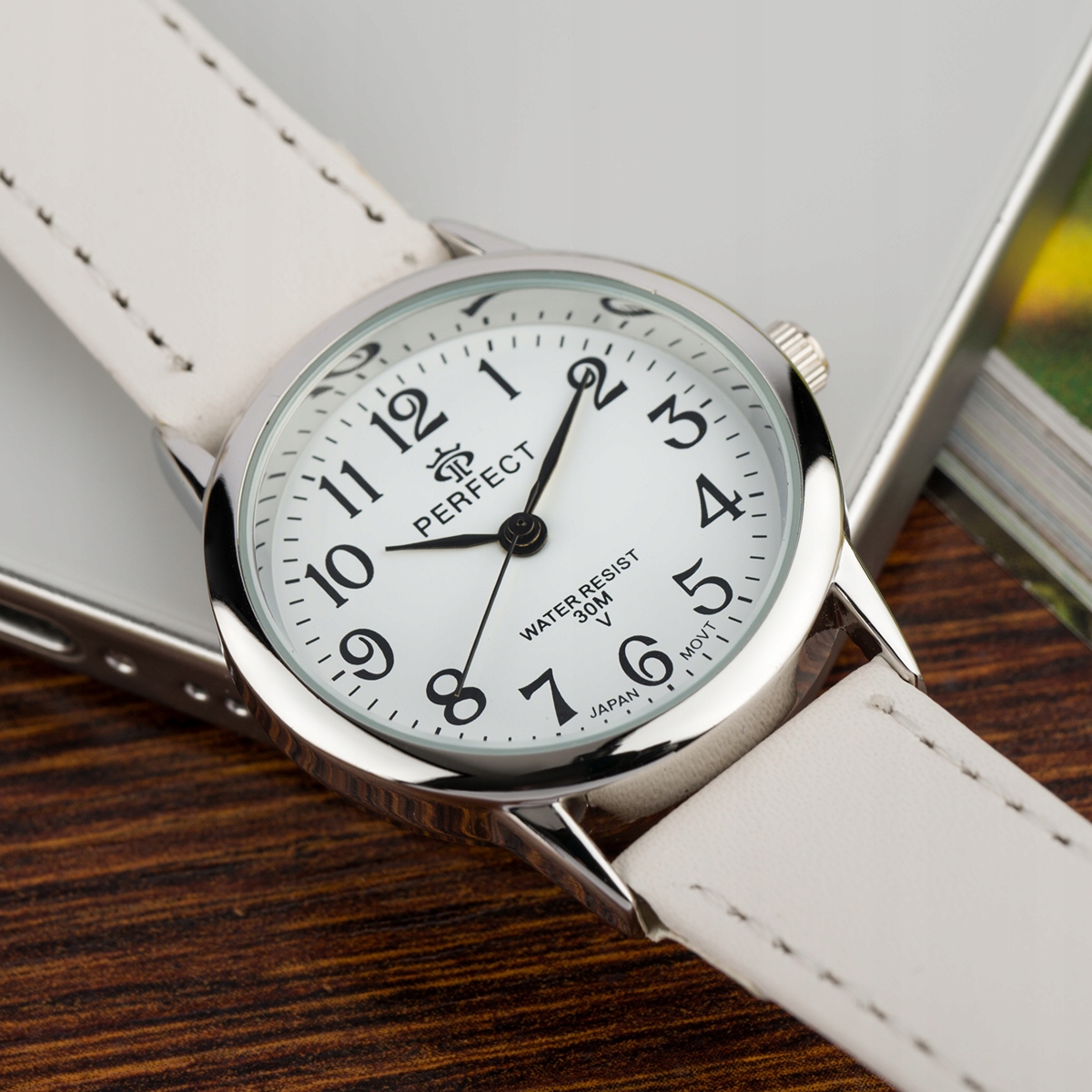 zegarek damski biały pasek - zbliżenie na tarczę