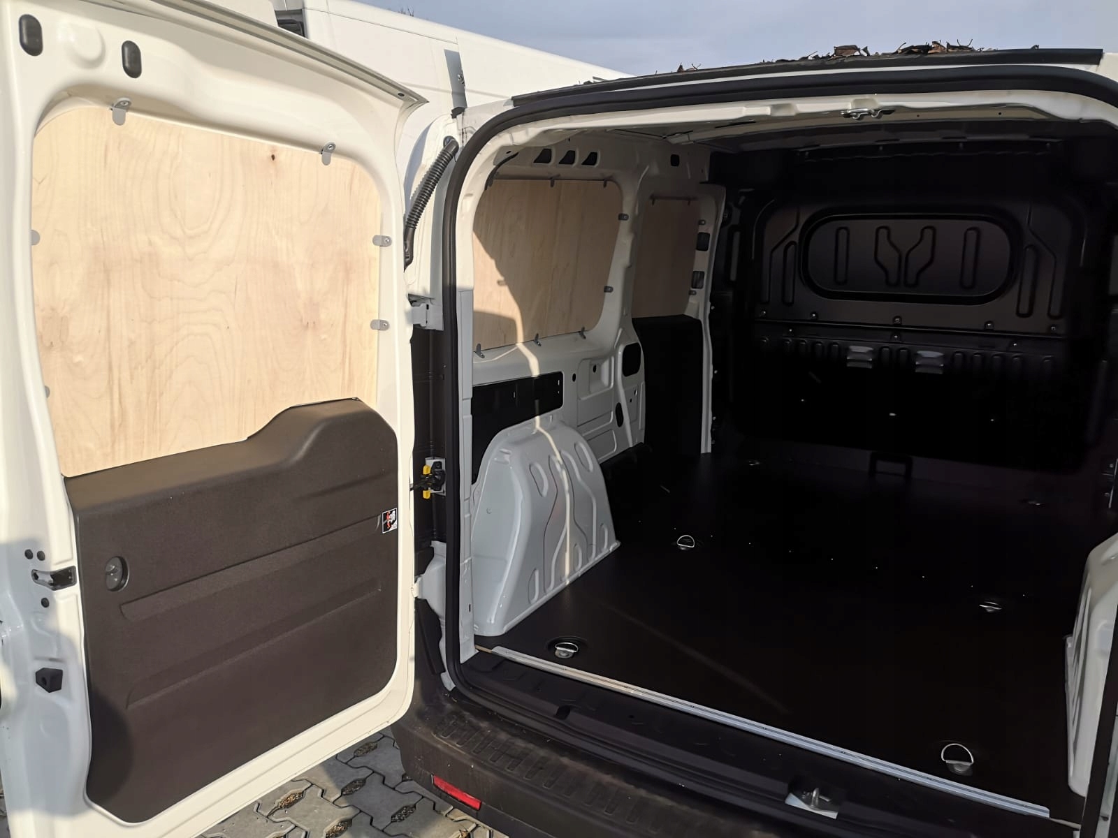 Boki do Renault Kangoo L2H1 sklejka surowa -2