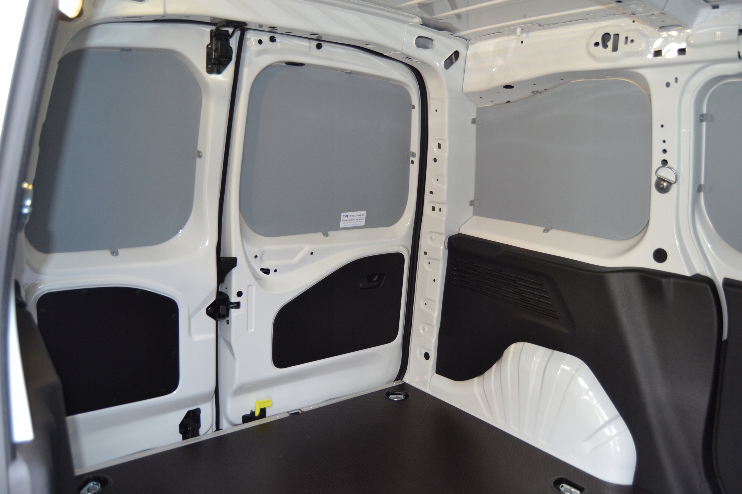 Boki do Citroen Jumpy L2H1 plastik -1